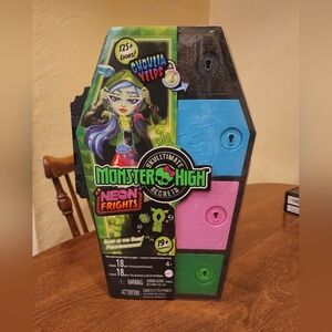 Monster High Skulltimate Secrets Neon Frights Ghoulia Yelps Fashion Doll New